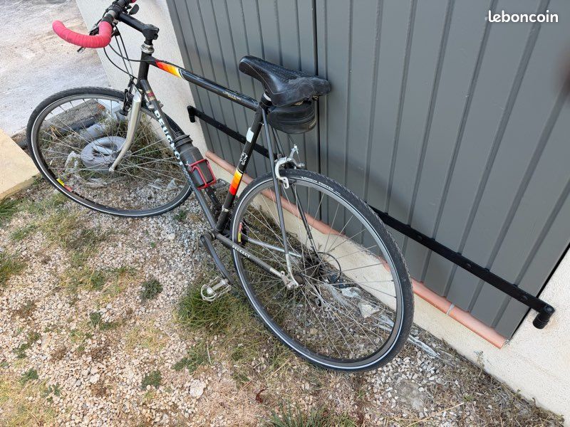 Vélo de marque Peugeot avec 2 pneus neufs en plus (image 3)