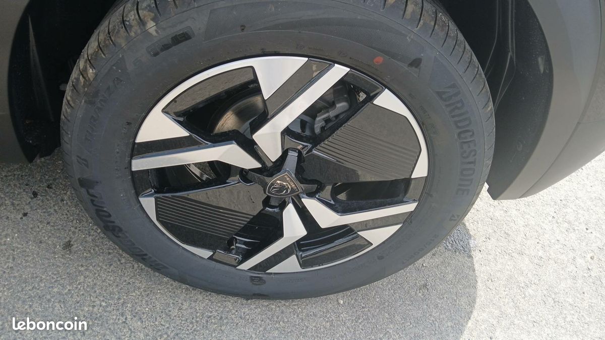 PEUGEOT 2008 Hybrid 145 e-DCS6 Allure (image 12)