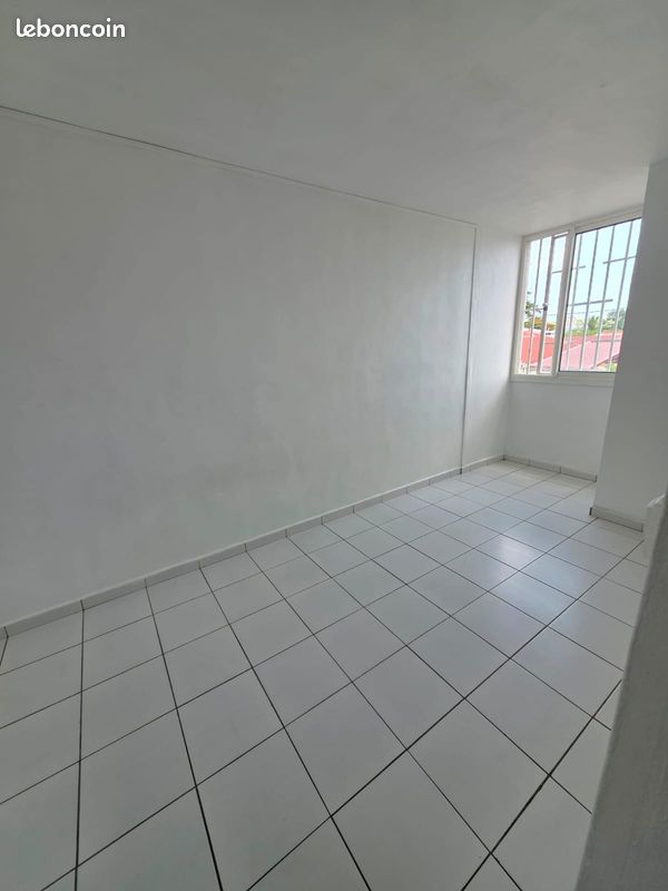 Appartement 3 pièces 50 m² · à Les Abymes · 50 m² · 700 €
