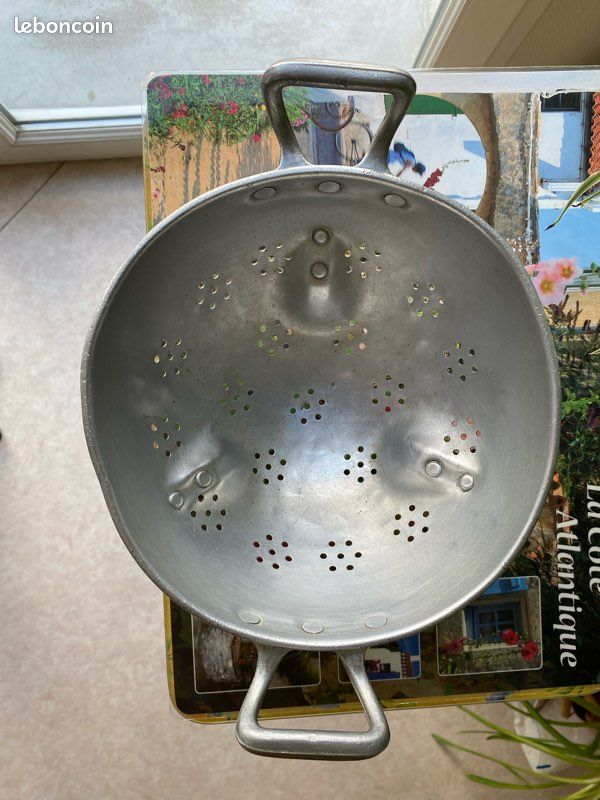 Ancienne Passoire LE TRÉFLE France Aluminium 21 Cm Trois Pieds - Vintage 1920-1949