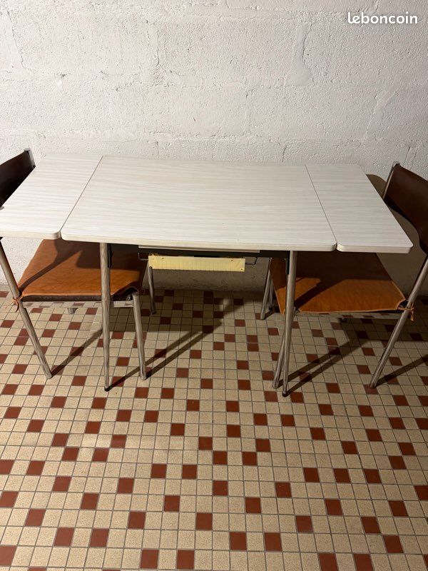Divers table en formica et chaises (image 1)