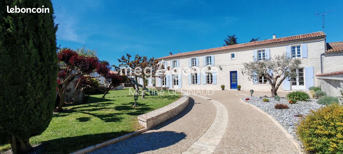 Maison 8 pièces 237 m² · à Montils · 237 m² · 590 000 €