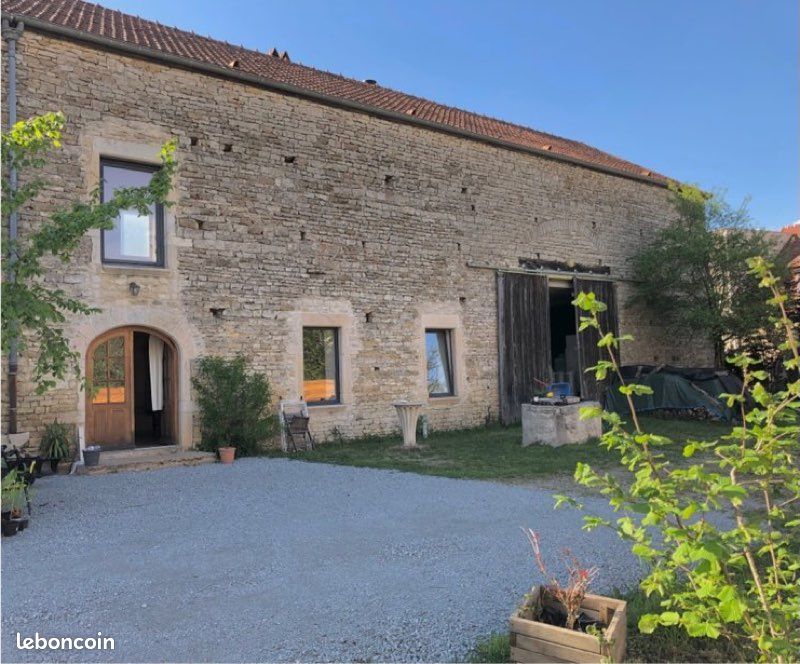 Maison 5 pièces 162 m² · à Montceau-Et-Écharnant · 162 m² · 350 000 €