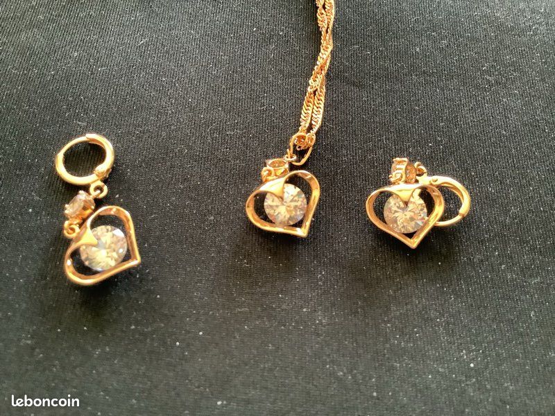 Parure De Bijoux Fantaisie 4 Pièces Cœur Rubis Et Diamants Cz - Signé FB - Plaqué Or