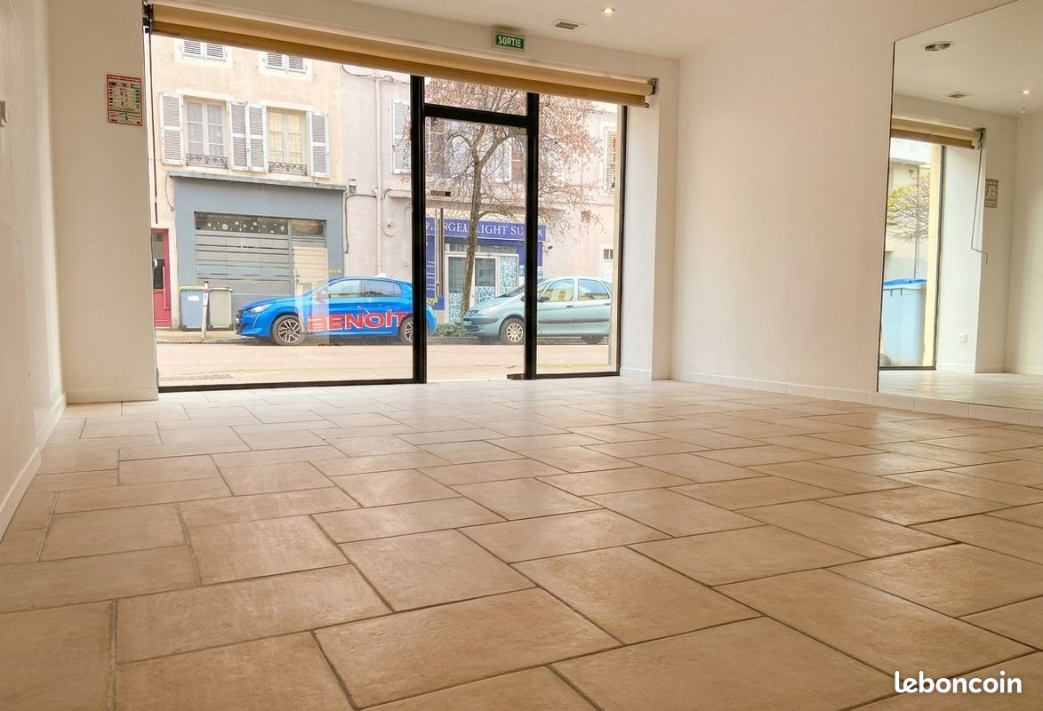 Local commercial 3 pièces 56 m² · à Lons-le-Saunier · 56 m² · 63 000 €