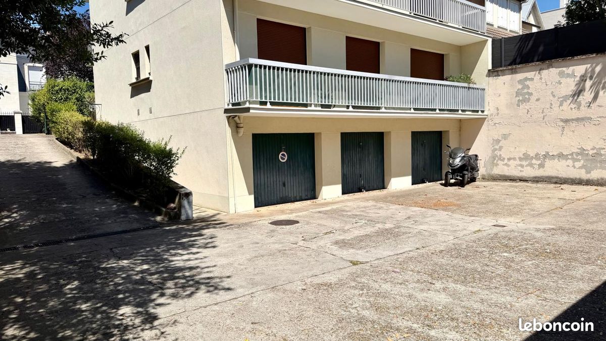 Parking 13 m² · à Joinville-le-Pont · 13 m² · 120 €