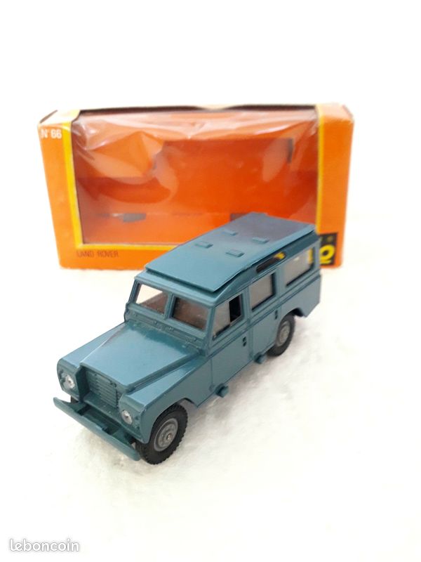 La Land Rover Defender 110 pick-up bâché désert miniature de Solido au