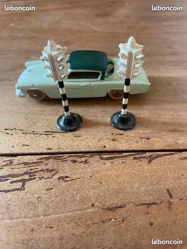 Rare Lot de 2 Dinky Toys GB « Feux Tricolores » Mobilier Urbain réf : 47A (image 1)