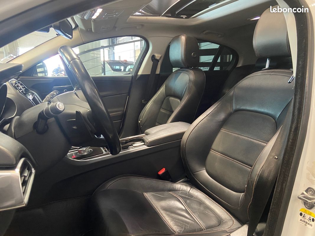 JAGUAR XE XE 2.0 D - 180 ch BVA Pure - TOIT OUVRANT - CAMERA DE RECUL - SIEGES ELECTRIQUES (image 7)