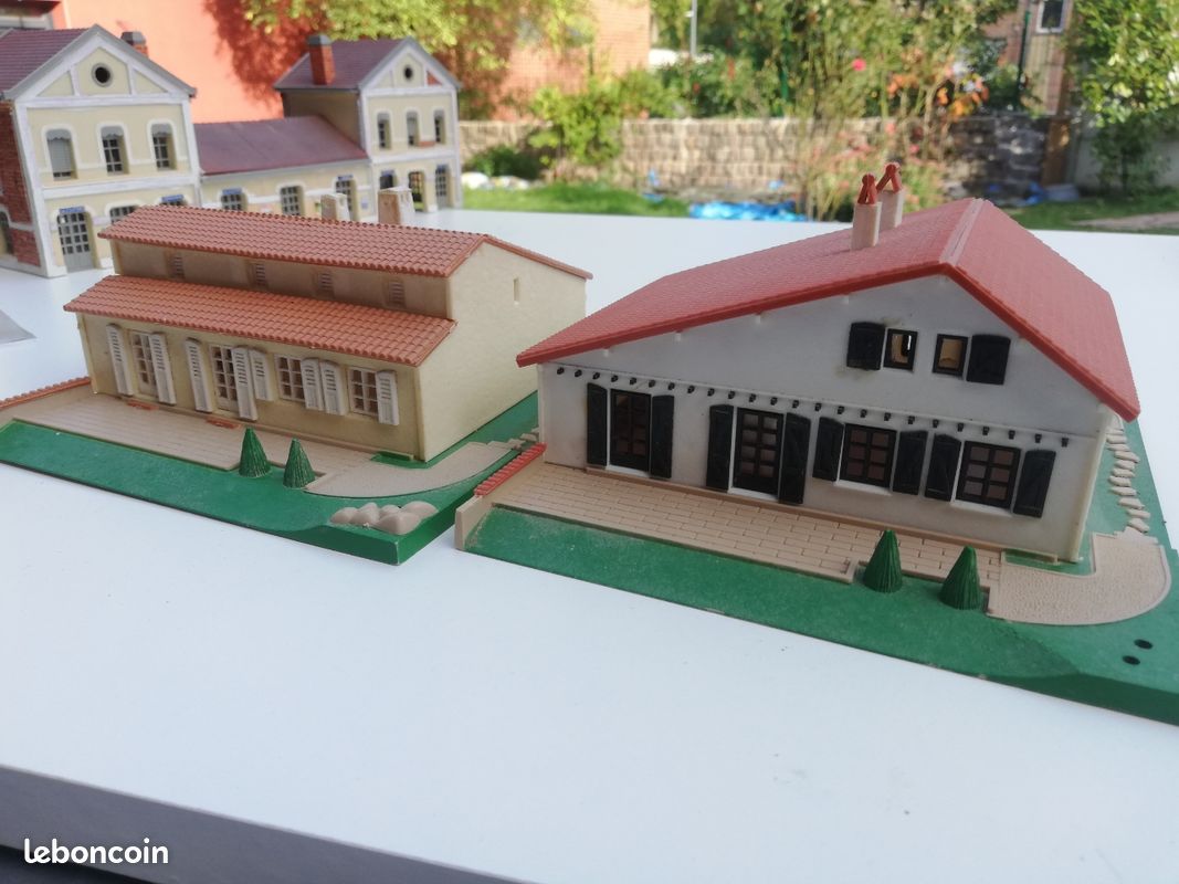 Lot de maquettes montées , dans l'état , Vente aux enchères : Jouets