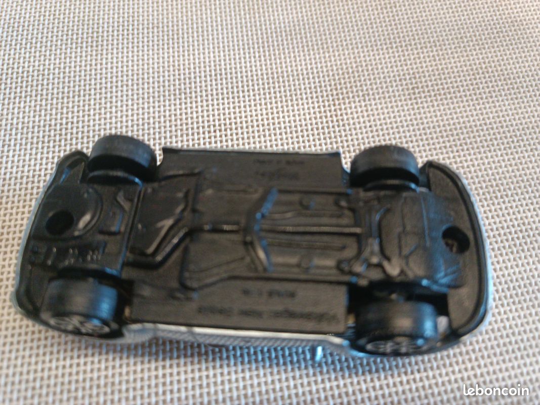 MAISTO VOLKSWAGEN NEW BEETLE CABRIOLET gris 1/43 (image 6)