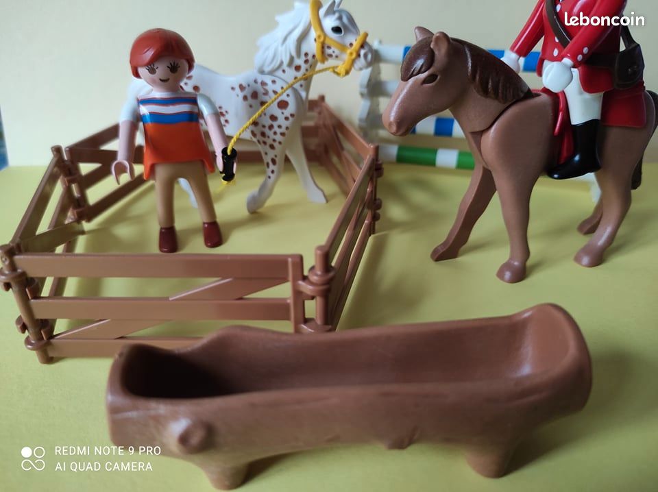 Joli Lot Playmobil équestre saut d'obstacles, abreuvoir, chevaux, personnages, barrières... (image 5)