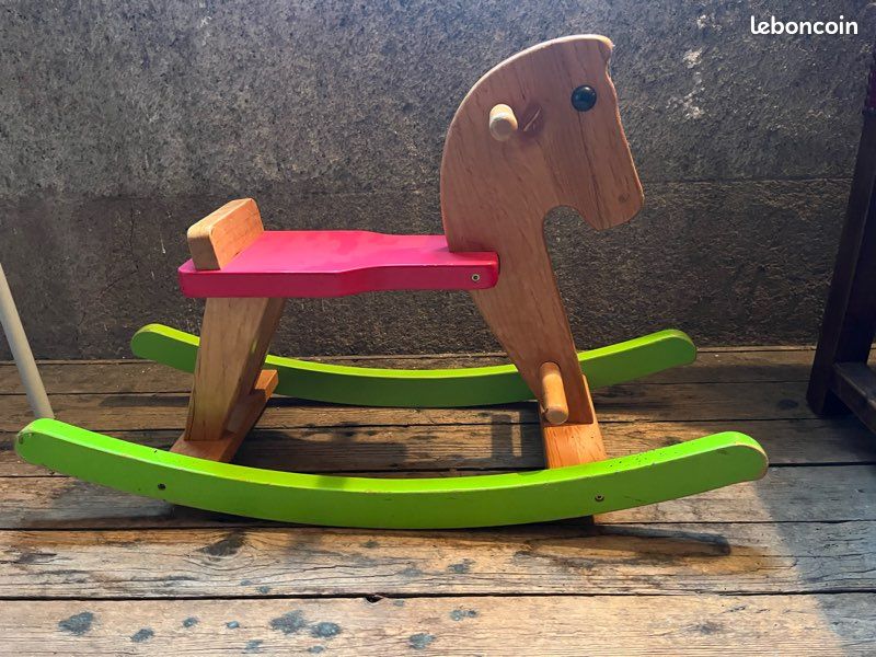 Cheval en bois à bascule (image 1)
