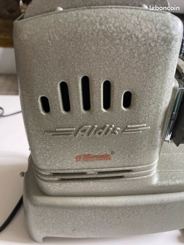 Projecteur de diapositives Aldis vintage avec grande boîte de diapositives. - France