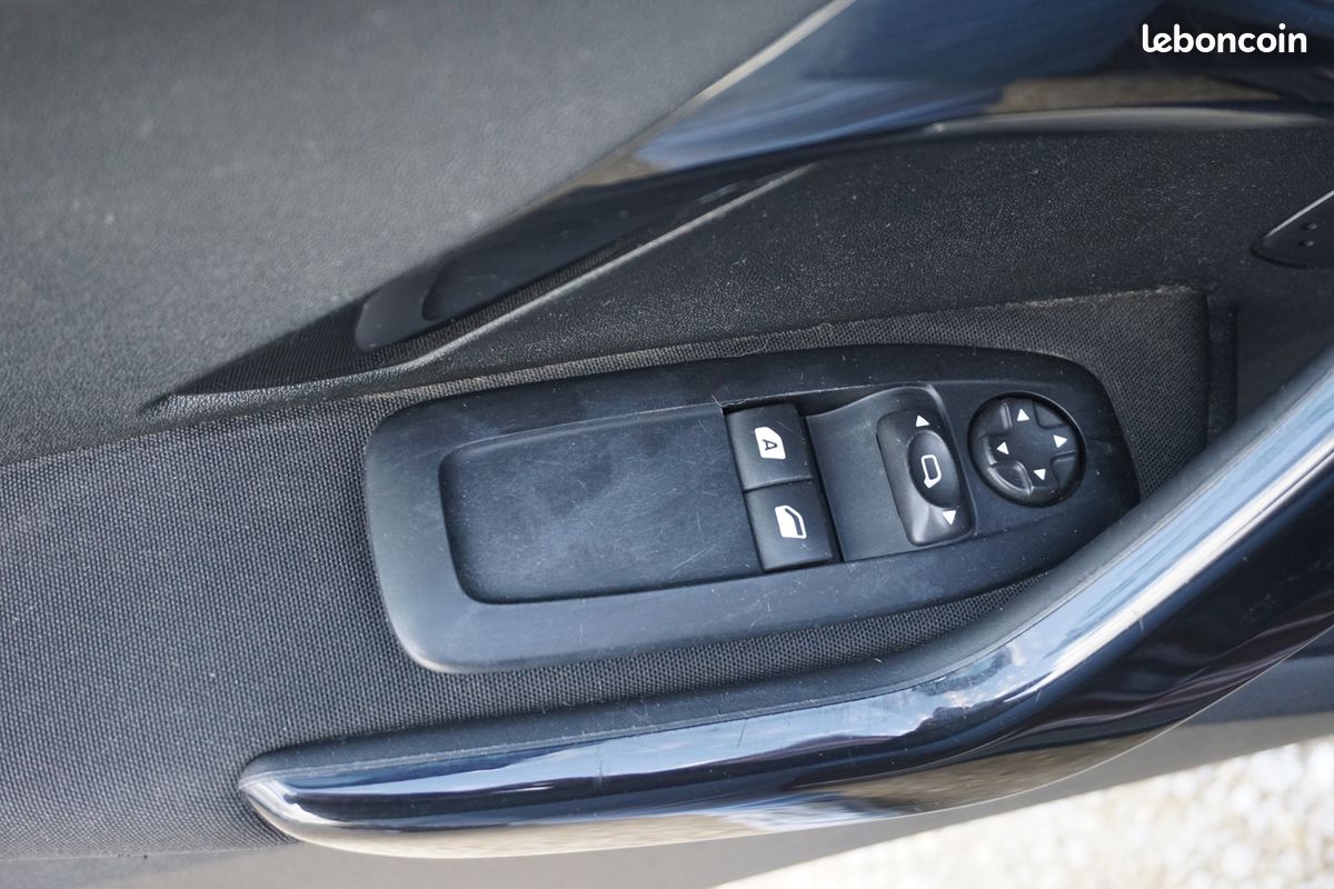 Peugeot 2008 1.2 VTI ACCESS (image 15)