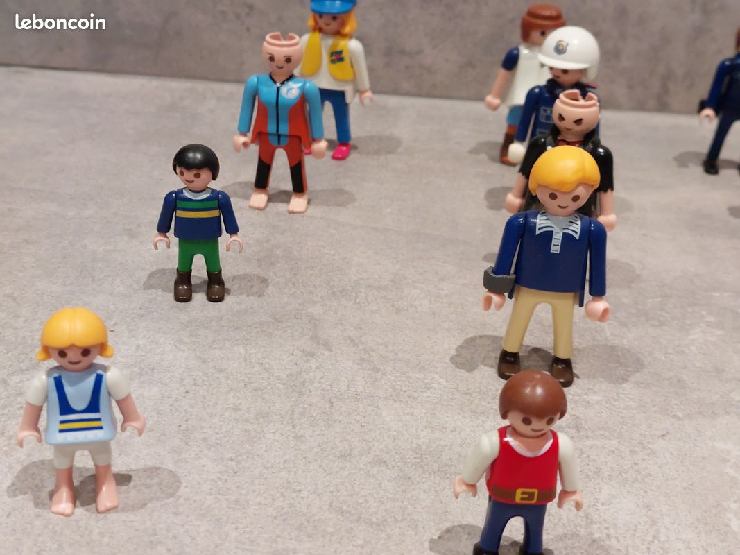 Lot de 26 figurines playmobil adultes et enfants (image 1)