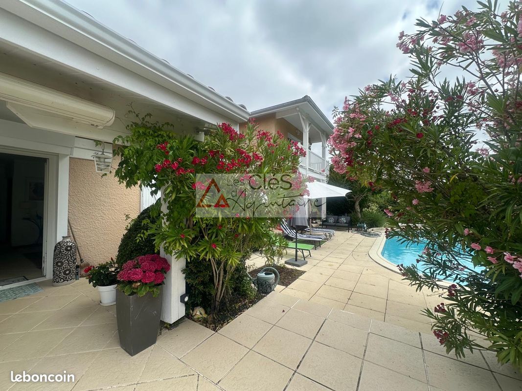 Maison 8 pièces 217 m² · à Le Pian-sur-Garonne · 217 m² · 465 000 €
