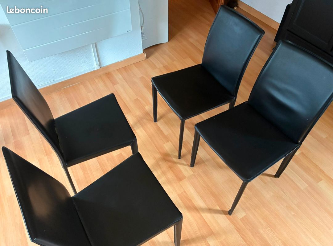 4 chaises noires (image 1)
