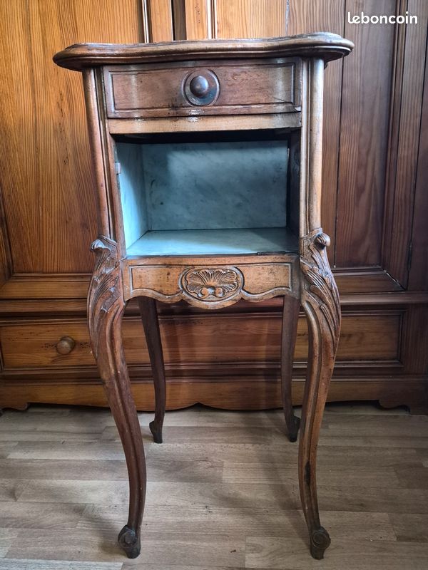 Petit table en bois avec plateau en marbre (image 1)