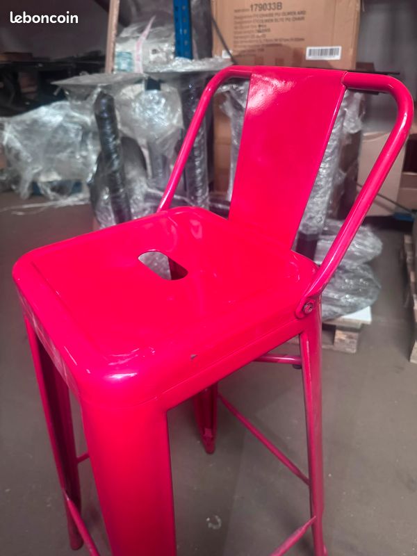 Chaises hautes rouges pour bar, snack ou restaurant (image 1)