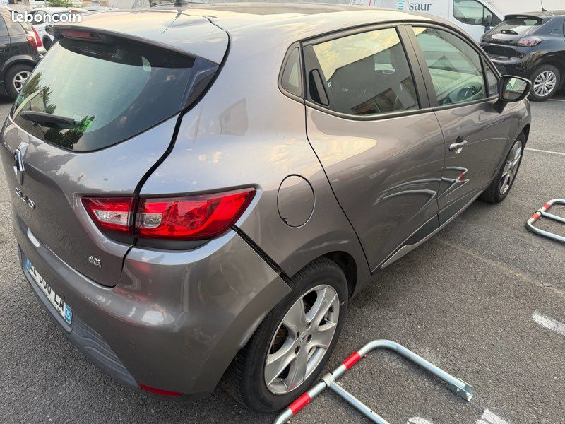 Clio 4 1,5 dCi 90cv accidentée boîte auto (image 4)