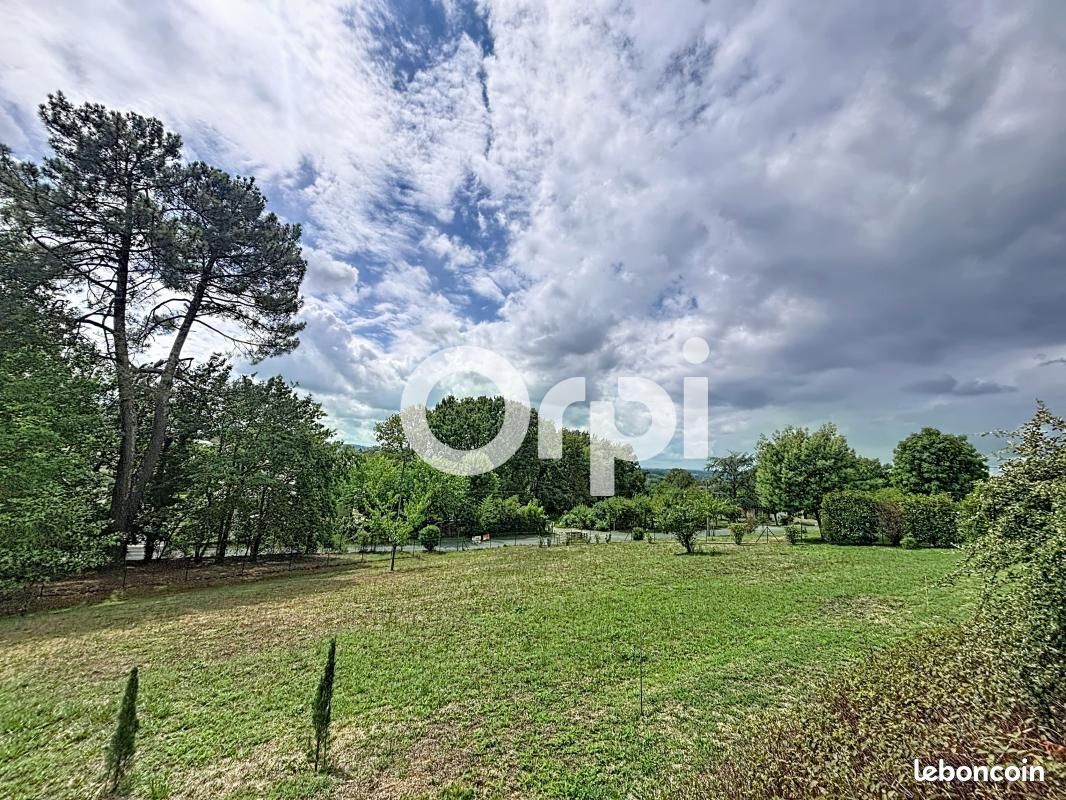 Terrain 1 000 m² Ussac · 76 100 €