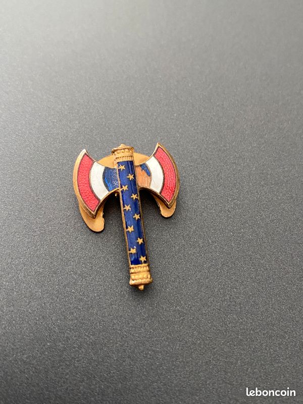 Insigne boutonnière FFE Fédération Française d'Escrime. Émaux
