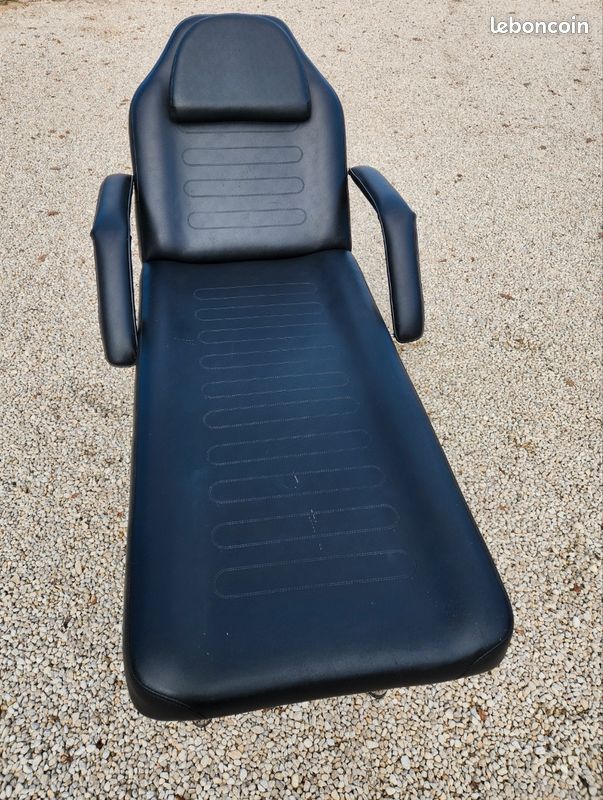 Table, fauteuil (image 1)