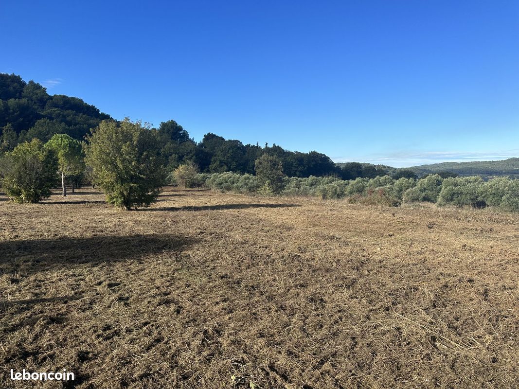 Terrain à bâtir de 300 m² à ROGNES (13) · 189 900 €