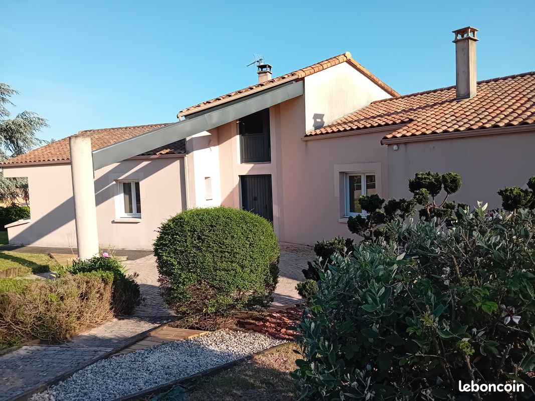 Maison 7 pièces 200 m² · à Mervent · 200 m² · 260 000 €
