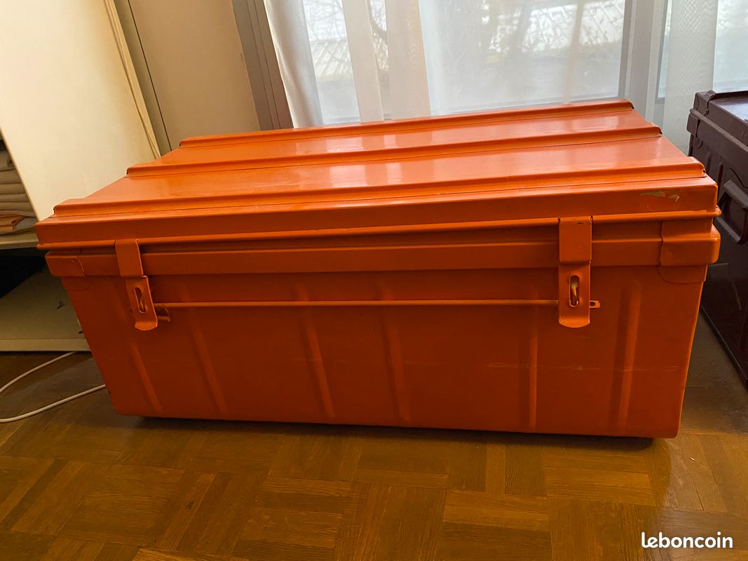 Grande malle en métal orange (image 2)