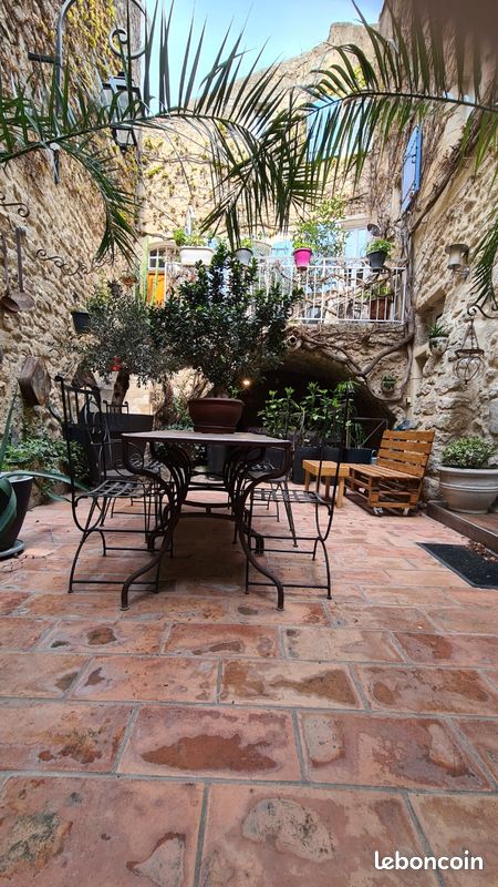 Maison 10 pièces 315 m² · à Saint-Paul-Trois-Châteaux · 315 m² · 450 000 €