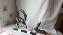 Grande statue d'un cerf sur socle en marbre