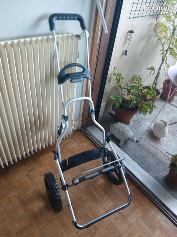Chariot de transport léger, pratique, maniable pour table ou chaise de massage.
Matériel neuf, jamais utilisé. Prix à l'achat : 127 (image 1)