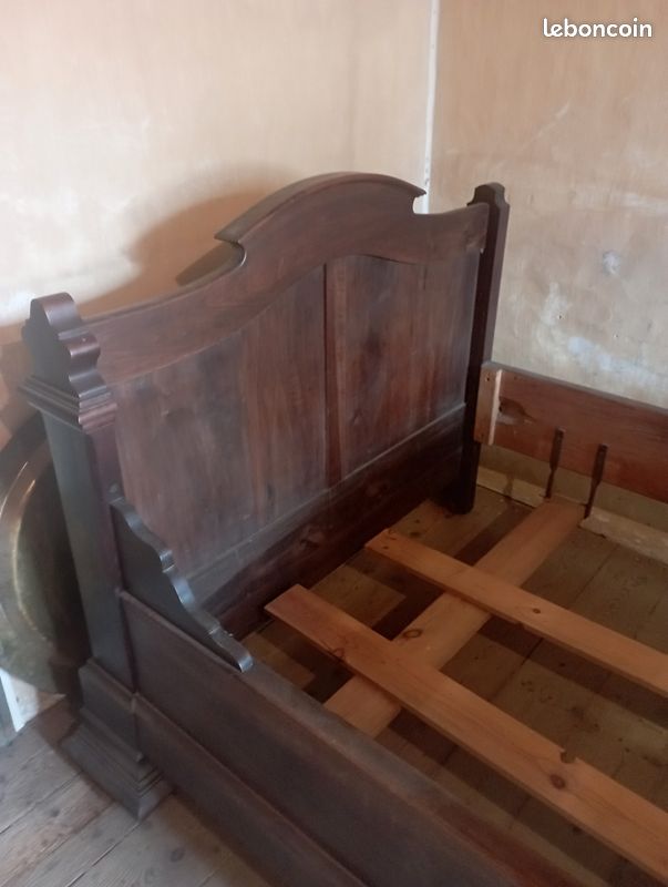 Lit en bois avec un côté contre le mur (image 3)