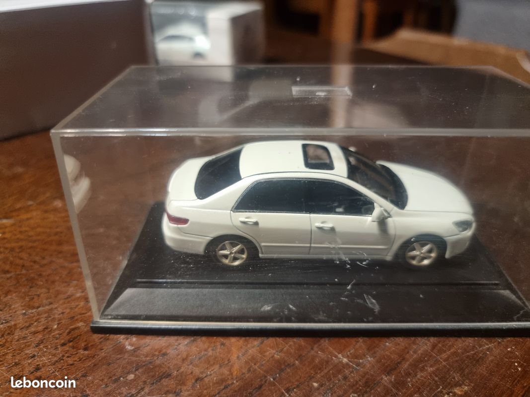 Honda Inspire au 1/43 de la marque Ebbro (image 3)