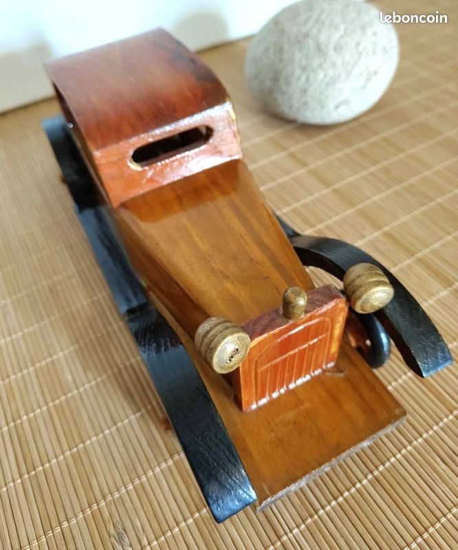 Voiture ancienne miniature en bois artisanale (image 4)