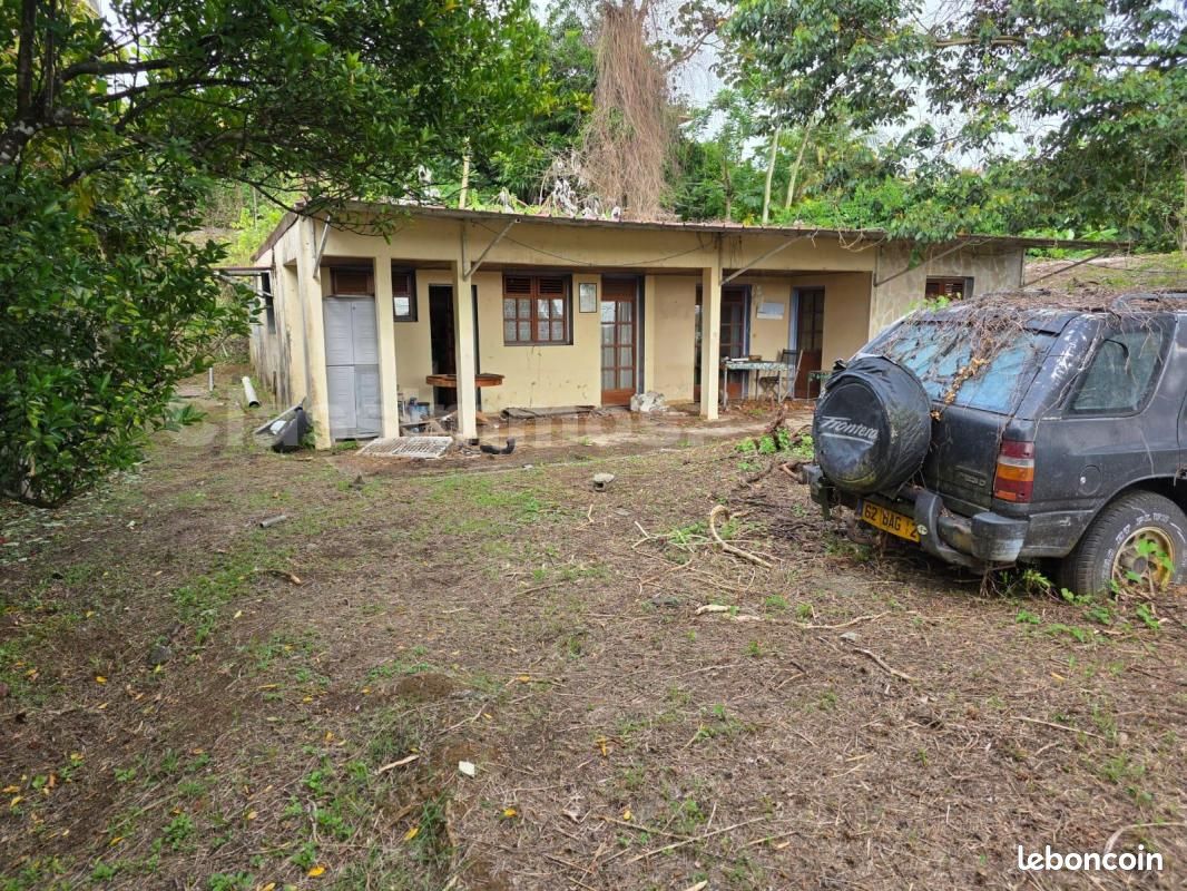 Maison 9 pièces 200 m² · à Le Lamentin · 200 m² · 240 000 €