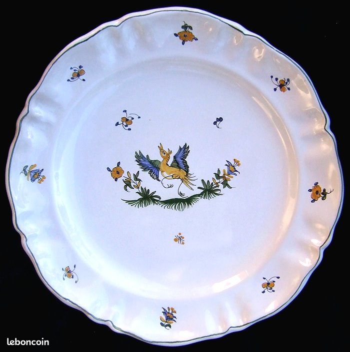 Plat rond plat estampé et peint main céramique en FAIENCE DE MOUSTIERS (image 1)