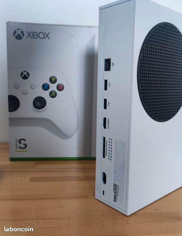 Vend xbox series s avec sa boîte originale + 2 manettes, câbles, extension de mémoire 2To (image 2)