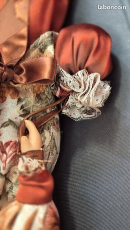 poupée en porcelaine vintage en robe victorienne, élégante poupée de