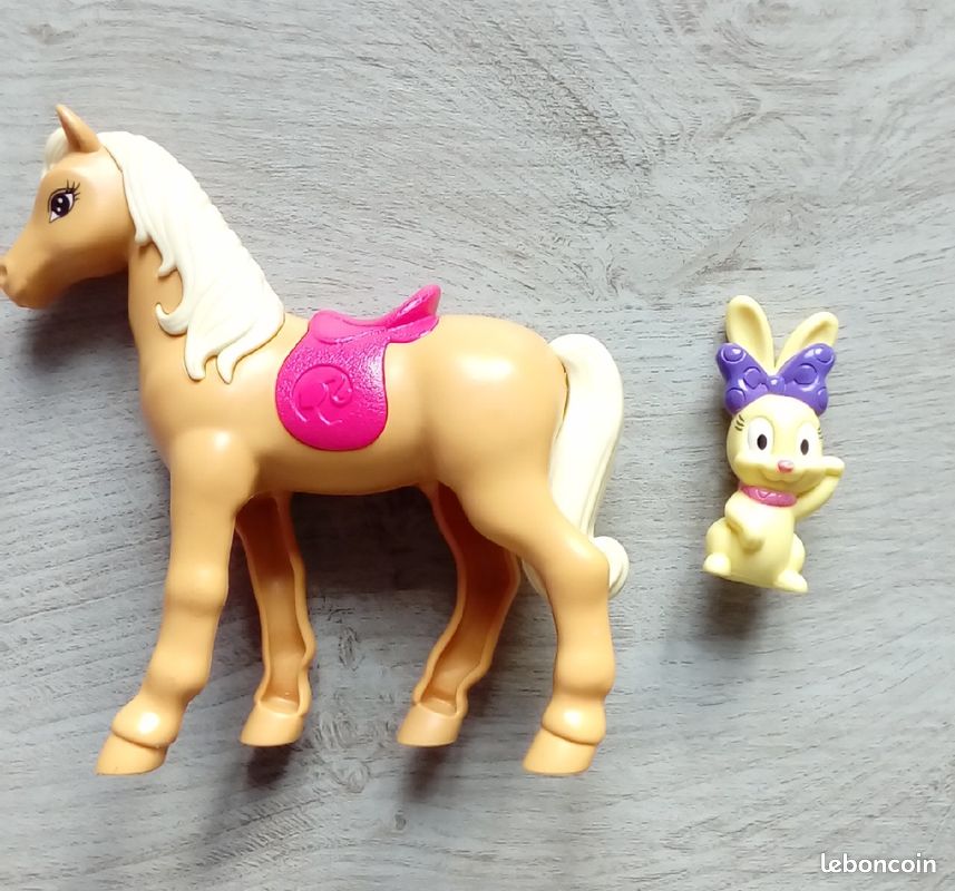 Lot de deux figurines cheval et lapin jaune (image 1)