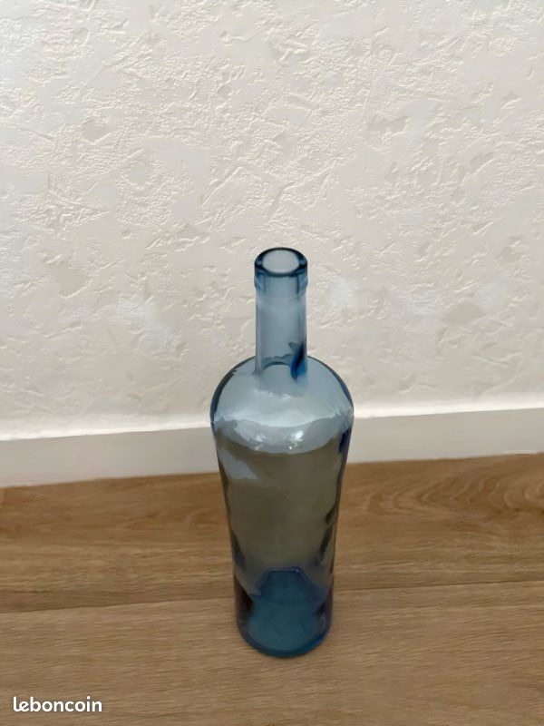 Bouteille vase déco verre bleu décor Maisons du monde tendance 2026 (image 3)
