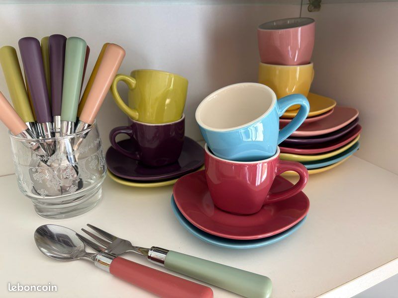 Lot de vaisselle colorée pour le goûter (image 1)