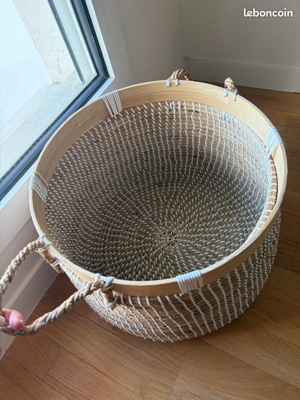 AZUKI - Panier boule en fibre végétale et scoubidou blanc (image 3)