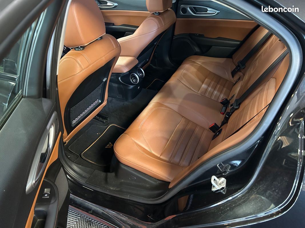 ALFA ROMEO GIULIA 2.2 210ch Q4 BVA – TOIT OUVRANT + ENTRETIEN COMPLET CONSTRUCTEUR (image 24)