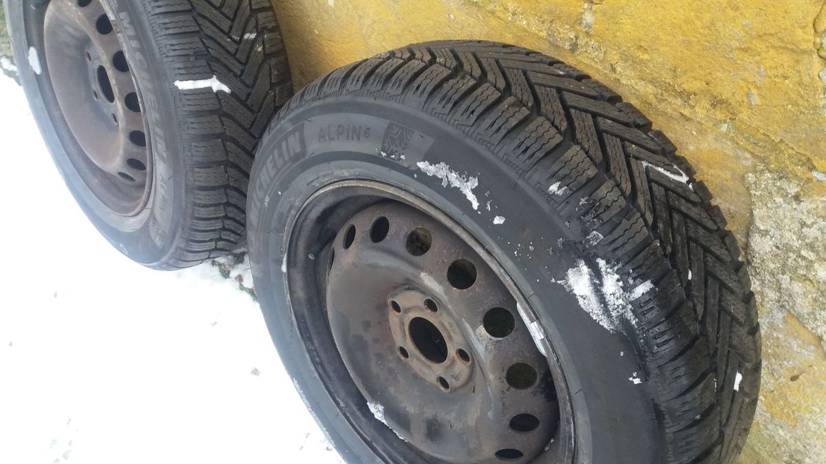 Pneu pneus neige sur jantes 5 trous 0 km 150 euros equilibré - Équipement  auto