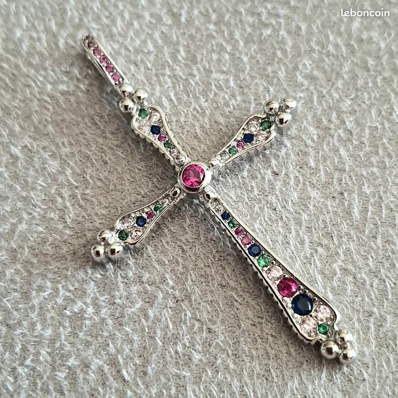 Pendentif Croix Avec Diamants CZ Et Colombes – Argent Massif 925 – Dolly-Bijoux