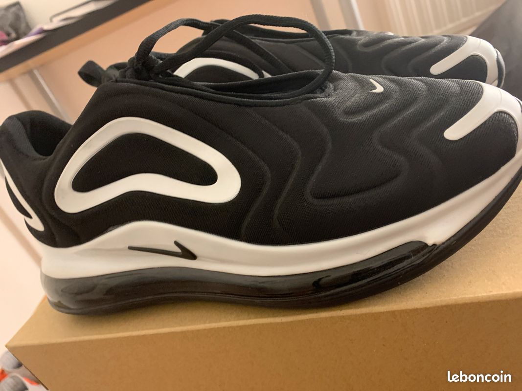 Vend Nike 720 en 44 noir et blanche (image 2)