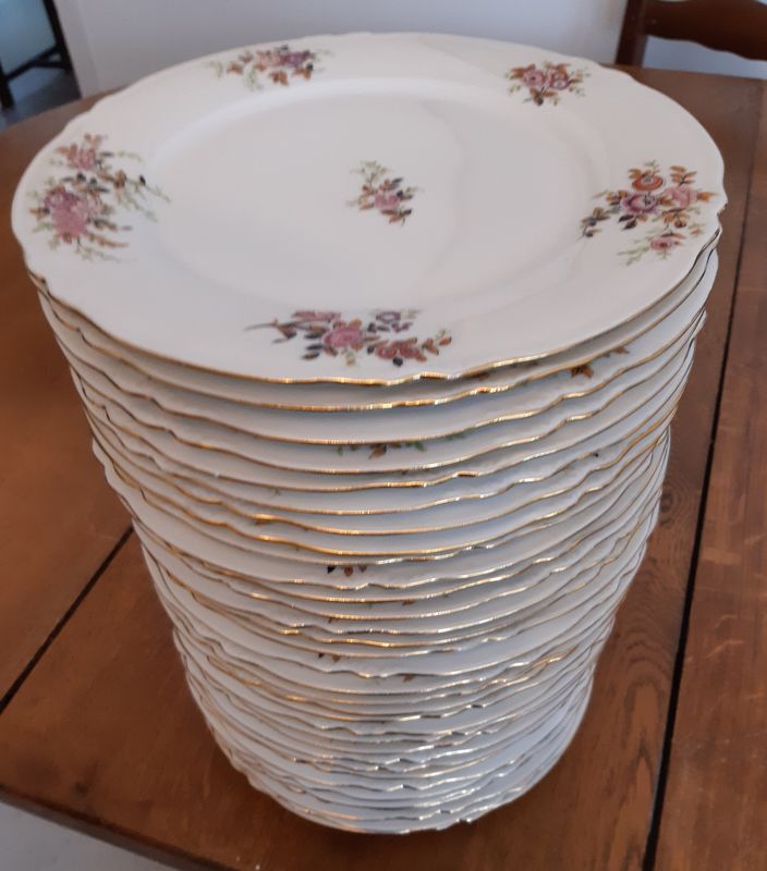 Service de table complet en porcelaine d'Aquitaine et de luxe CNP, 83  pièces 